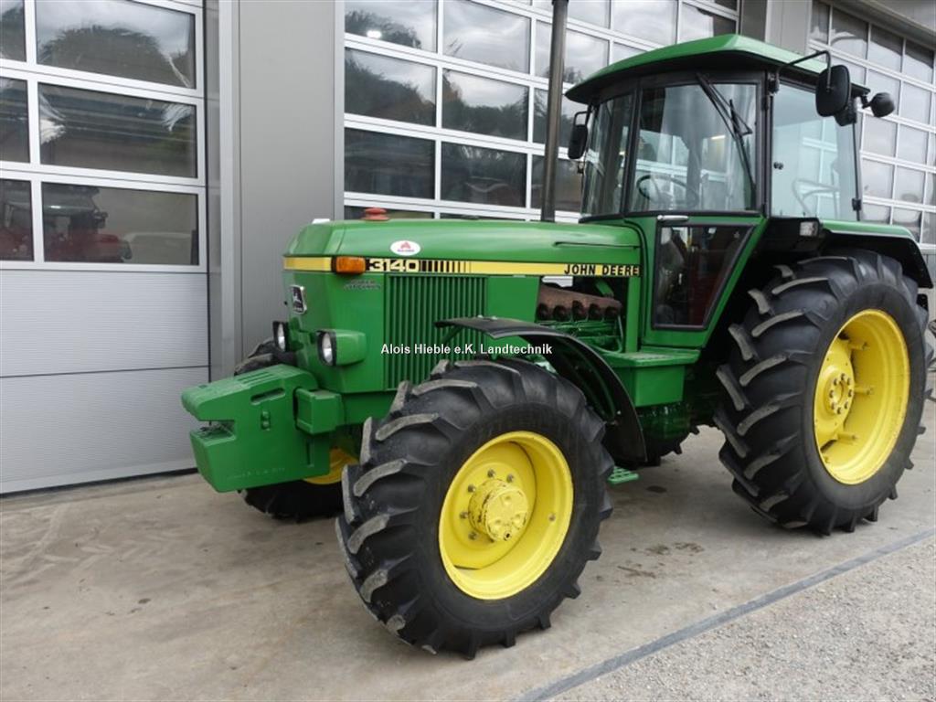 John Deere 3140